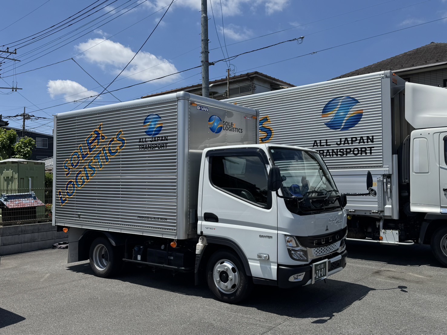 出発前に車両をチェックするドライバー