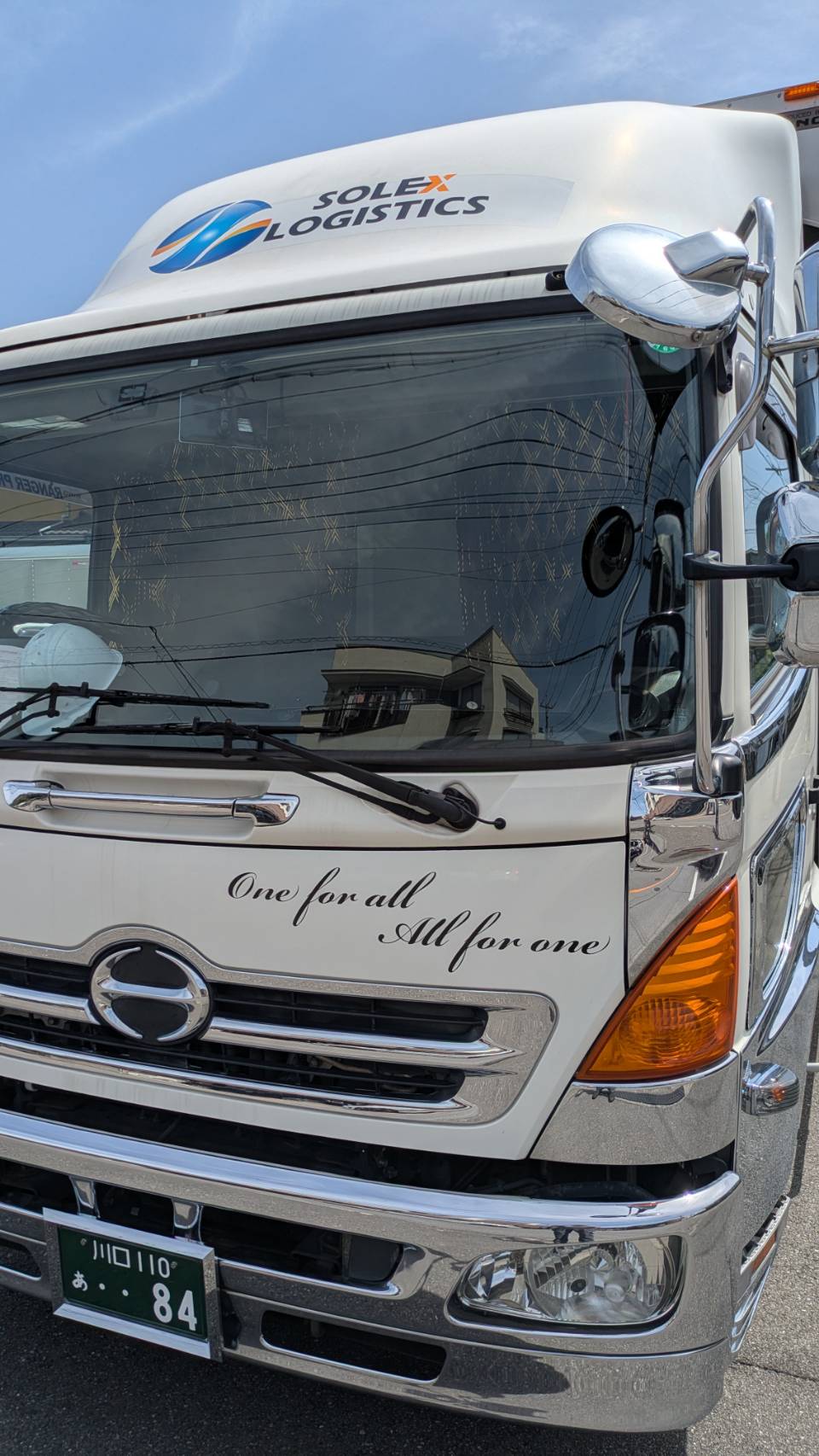 夜間に稼働するSOLEX LOGISTICSの車両